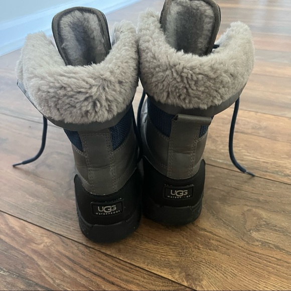 {preloved} Adirondack Boy’s Ugg Boots - Picture 3 of 7